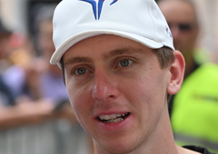 FOTO: Tadej Pogačar v sklopu posebne humanitarne akcije za žrtve poplav v Ljubljani delil avtograme (zbrala se je množica ljudi)