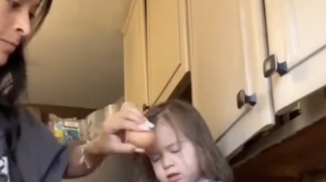 Saj ni res, pa je: starši razbijajo jajca na glavah otrok samo zato, da bi ... (foto: TikTok/asmr_roah/posnetek zaslona)