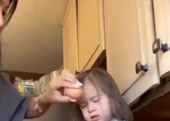 Saj ni res, pa je: starši razbijajo jajca na glavah otrok samo zato, da bi ...