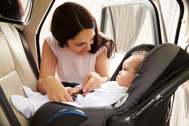 Za varno vožnjo mora biti dojenček v avtomobilu pripet.