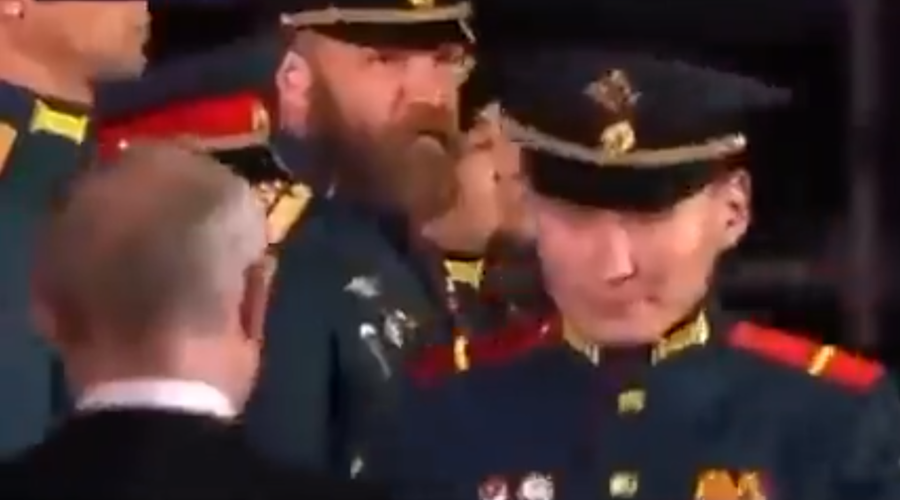 Vladimir Putin nagradil Vladimirja Putina? Moški, ki ga je odlikoval ruski predsednik, mu je na las podoben (VIDEO) (foto: Profimedia)