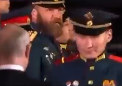 Vladimir Putin nagradil Vladimirja Putina? Moški, ki ga je odlikoval ruski predsednik, mu je na las podoben (VIDEO)