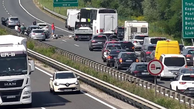 Na ljubljanski obvoznici trčilo več vozil, nastajajo zastoji (šest oseb je končalo v bolnišnici) (foto: Facebook/Promet.si)