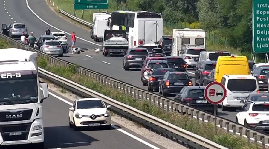 Na ljubljanski obvoznici trčilo več vozil, nastajajo zastoji (šest oseb je končalo v bolnišnici) (foto: Facebook/Promet.si)