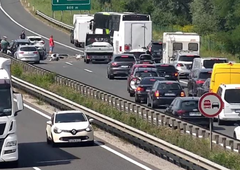 Na ljubljanski obvoznici trčilo več vozil, nastajajo zastoji (šest oseb je končalo v bolnišnici)