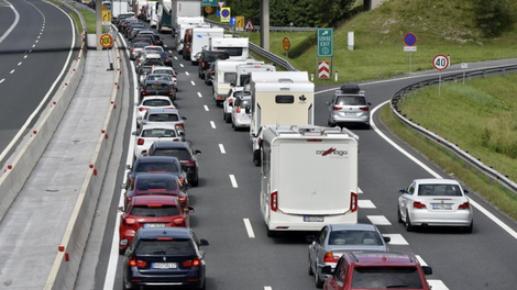 Na slovenskih cestah nastajajo zastoji, kje je najhuje?
