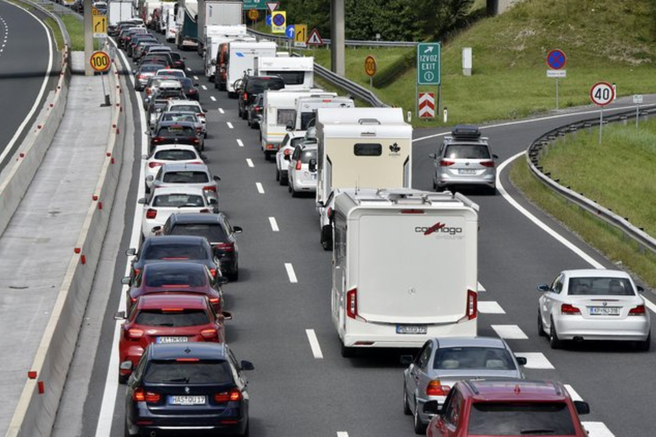 Na slovenskih cestah nastajajo zastoji, kje je najhuje?