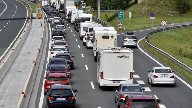 Katastrofalna prometna infrastruktura v Sloveniji: zaradi zastojev nastaja gospodarska škoda, ljudje nočejo več v službe (foto: Žiga Živulovič jr./Bobo)