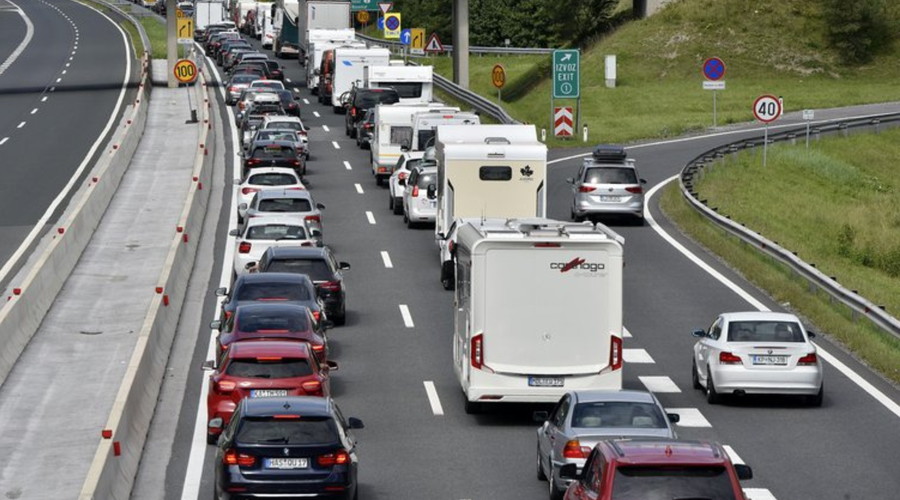 Katastrofalna prometna infrastruktura v Sloveniji: zaradi zastojev nastaja gospodarska škoda, ljudje nočejo več v službe (foto: Žiga Živulovič jr./Bobo)