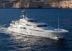 Kako je videti Putinova jahta, ki se je uspešno izognila sankcijam? (VIDEO)