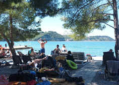 Je gnev kopalcev nad nedavno prenovljeno slovensko plažo upravičen? Preverili smo, ali kritike držijo