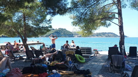 Je gnev kopalcev nad nedavno prenovljeno slovensko plažo upravičen? Preverili smo, ali kritike držijo