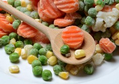 Je zamrznjena zelenjava res precej manj zdrava od sveže? (Strokovnjaki pojasnjujejo)