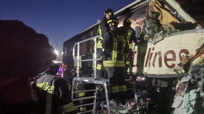 Huda prometna nesreča nedaleč od slovenske meje: poškodovanih več kot 15 oseb, tudi otroci (foto: Twitter/liv59224)