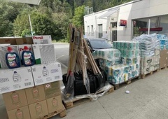 Zlorabe po poplavah: humanitarno pomoč izkoriščajo tisti, ki je ne potrebujejo