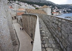 Tragedija v Dubrovniku: z obzidja padel mlad avstralski par
