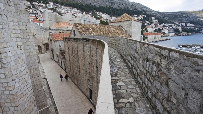Tragedija v Dubrovniku: z obzidja padel mlad avstralski par (foto: Profimedia)