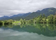 Težave na Gorenjskem: priljubljeno jezero pušča, ogroža grad in 120 hiš