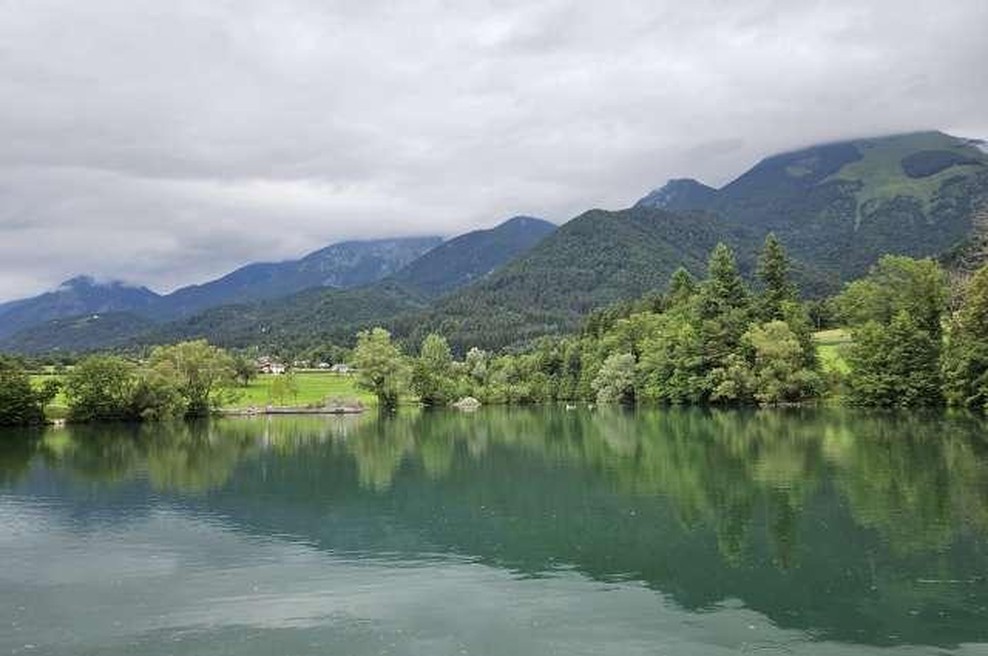 Težave na Gorenjskem: priljubljeno jezero pušča, ogroža grad in 120 hiš (foto: STA)