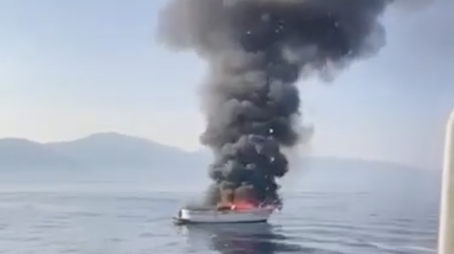 VIDEO: Pri Cresu zagorelo plovilo, na katerem so bili štirje Slovenci (foto: Posnetek zaslona)