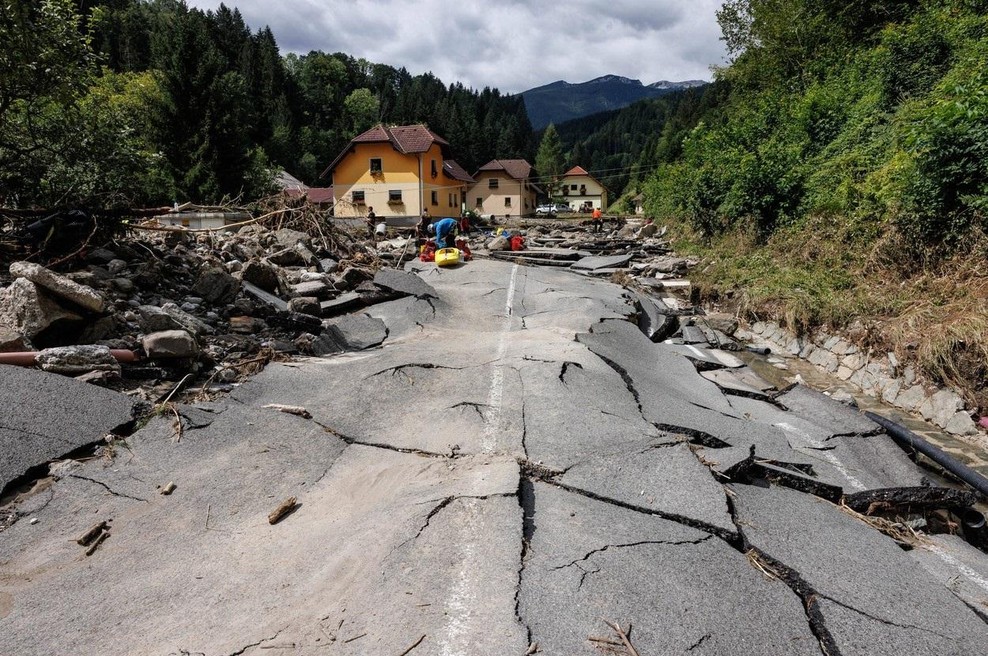 Krčenje proračuna: nekateri se bodo morali odpovedati delu sredstev, ki bodo šla za pomoč ob poplavah (foto: Profimedia)