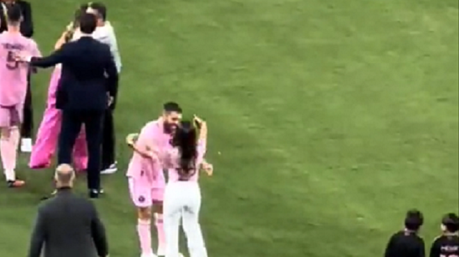 Messijeva žena po tekmi stekla v objem napačnemu, video je že spletna uspešnica (foto: Twitter)