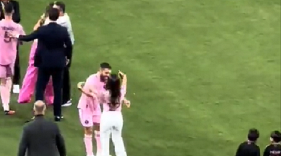 Messijeva žena po tekmi stekla v objem napačnemu, video je že spletna uspešnica (foto: Twitter)