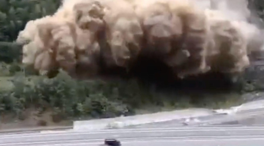 VIDEO: Ogromen zemeljski plaz ohromil železniški promet (ujele so ga kamere) (foto: Twitter/WxNB_/posnetek zaslona)