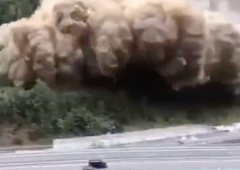 VIDEO: Ogromen zemeljski plaz ohromil železniški promet (ujele so ga kamere)