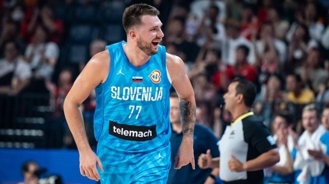 Nori na Luko Dončića: ste že videli čestitko, ki jo je slovenski zvezdnik na Japonskem prejel za ... zaroko?! (VIDEO) (foto: FIBA)