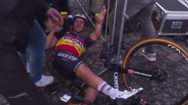Kaos ob koncu 3. etape Vuelte: Rogličev tekmec zapeljal v množico, padel in obležal okrvavljen (VIDEO) (foto: Twitter/Eurosport/posnetek zaslona)