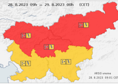 Pozor, nevarnost pred besnečimi neurji vse večja: Arso izdal rdeče opozorilo