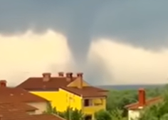 VIDEO: Srhljivi posnetki ogromne vodne trombe na območju Rovinja (v Istri zabeležili kar 25.000 udarov strel)
