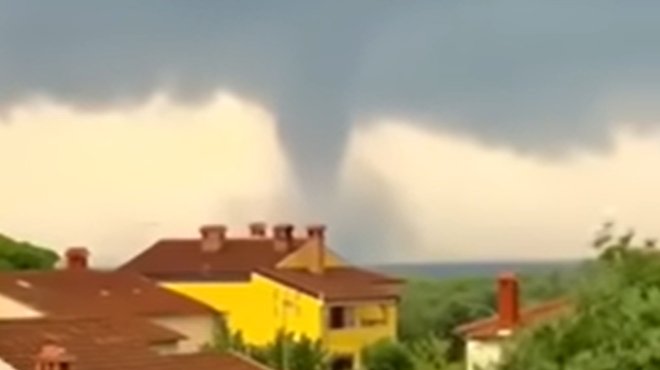 VIDEO: Srhljivi posnetki ogromne vodne trombe na območju Rovinja (v Istri zabeležili kar 25.000 udarov strel) (foto: Youtube/IstrametTV/posnetek zaslona)