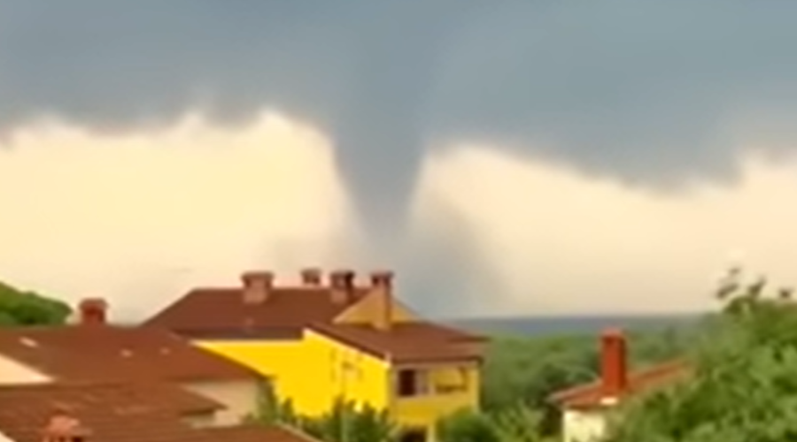 VIDEO: Srhljivi posnetki ogromne vodne trombe na območju Rovinja (v Istri zabeležili kar 25.000 udarov strel) (foto: Youtube/IstrametTV/posnetek zaslona)