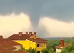 VIDEO: Srhljivi posnetki ogromne vodne trombe na območju Rovinja (v Istri zabeležili kar 25.000 udarov strel)