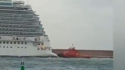 Groza na morju: zaradi vremenske ujme križarka, polna turistov, trčila v tovorno ladjo (FOTO in VIDEO)