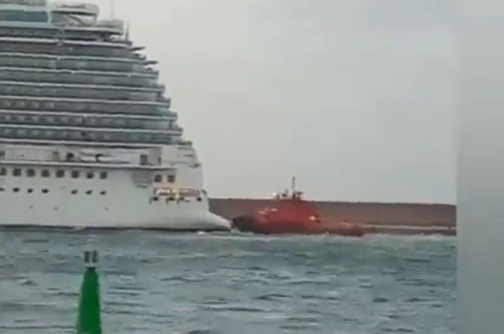 Groza na morju: zaradi vremenske ujme križarka, polna turistov, trčila v tovorno ladjo (FOTO in VIDEO) (foto: Twitter/Jack Straw/posnetek zaslona)