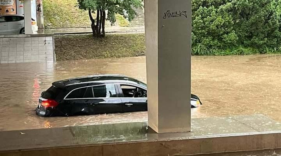 Voda spet grozi, grozljiv prizor tudi iz Ljubljane: poglejte, kako je potopljena cesta skoraj v središču prestolnice (FOTO) (foto: Bralec Sašo)
