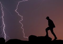 Strela v Kopru udarila v moškega: na kraju so ga oživljali