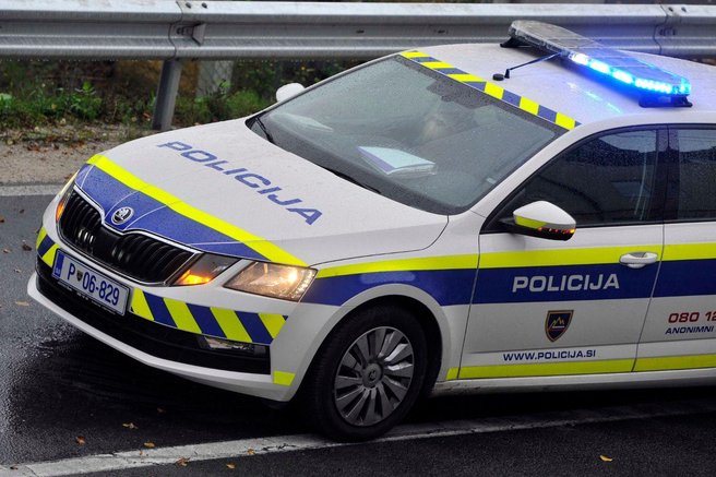 23-letnik namerno trčil v policijski avto in se na izvoznem kraku avtoceste pognal v napačno smer