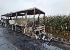 Drama v Hočah: ob gramoznici pogorel ukraden avtobus (FOTO)