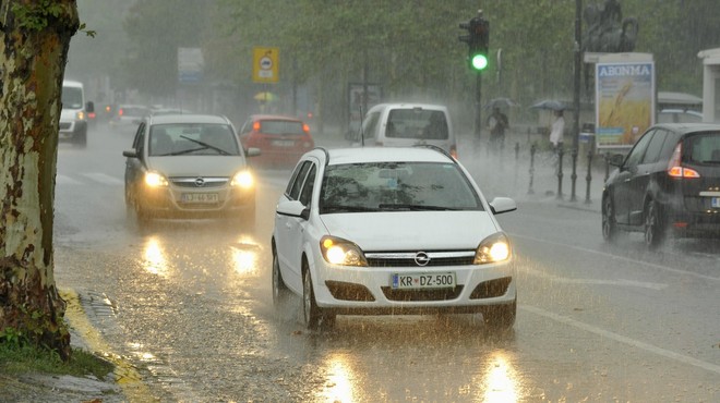 Moker ponedeljek: padavine možne povsod po državi (lahko pričakujemo večjo pošiljko dežja?) (foto: Žiga Živulović j.r./Bobo)