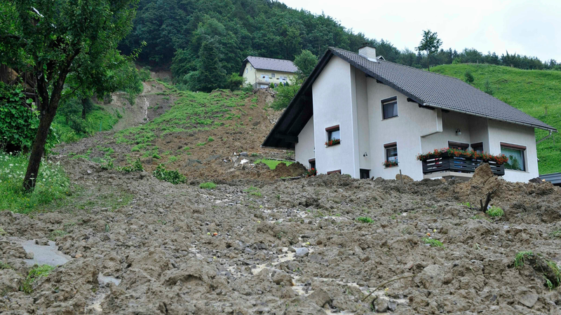 Na zahodu države se lahko sprožijo zemeljski plazovi.