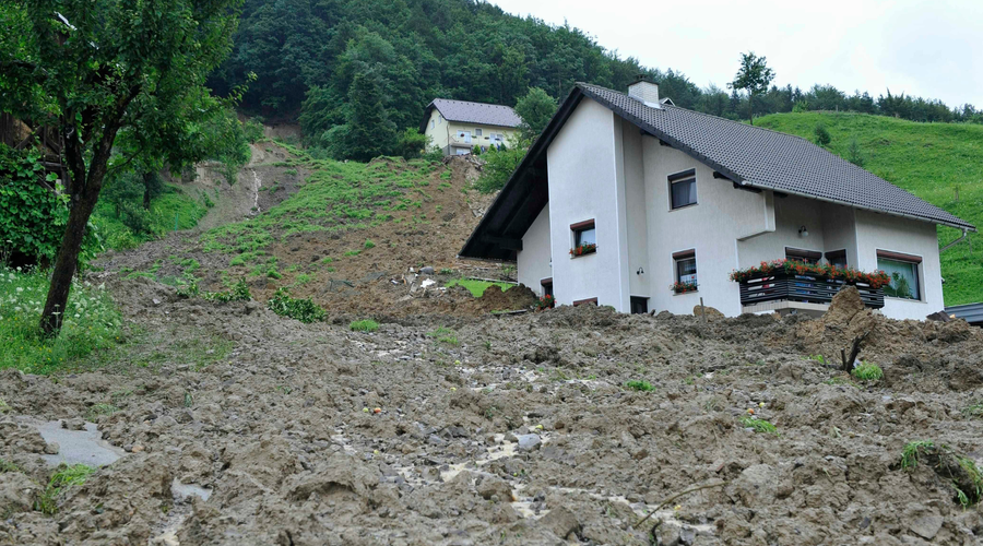Pristojni svarijo prebivalce Strug, naj se zaradi nevarnosti nemudoma preselijo (foto: Bor Slana/Bobo)