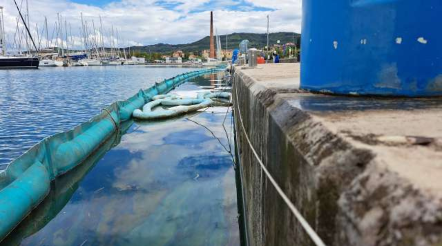 Onesnaženje v Izoli: na gladini morja so se pojavili oljni madeži (to se na tem območju ni zgodilo prvič) (foto: Bojan Kralj/STA)