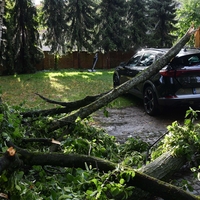 Nočni pekel pustil sledi: na delu 161 gasilskih enot, odkrite strehe, podrta drevesa