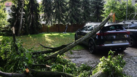 Nočni pekel pustil sledi: na delu 161 gasilskih enot, odkrite strehe, podrta drevesa