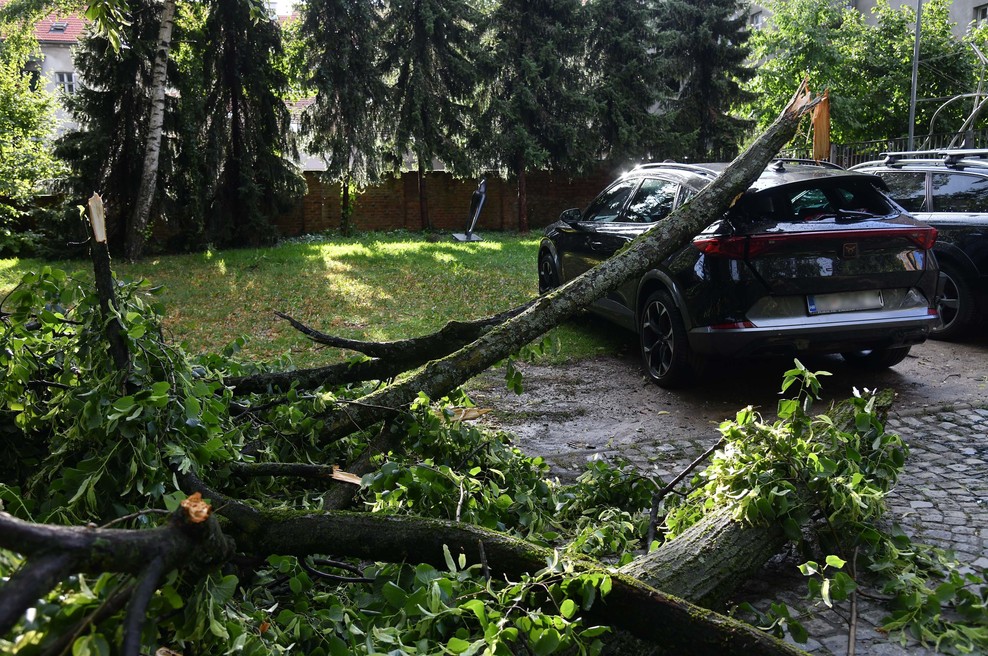 Nočni pekel pustil sledi: na delu 161 gasilskih enot, odkrite strehe, podrta drevesa (foto: Josip Regovic/Pixsell/Bobo)