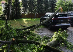 Nočni pekel pustil sledi: na delu 161 gasilskih enot, odkrite strehe, podrta drevesa